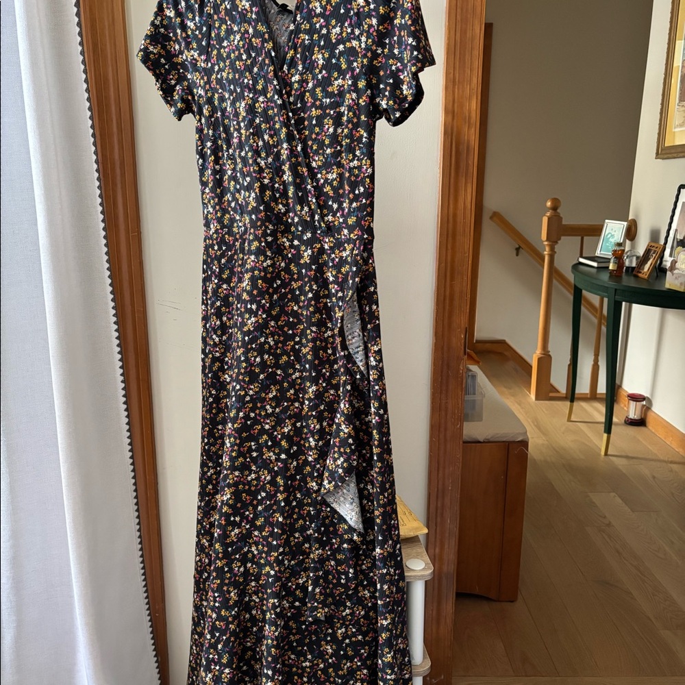 Flowy midi dress with ruffle opening